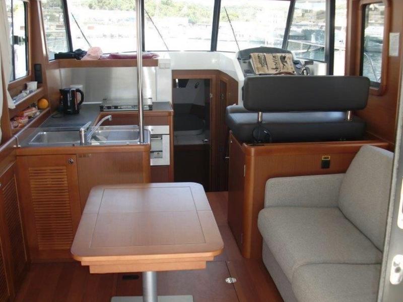 Book yachts online - motorboat - Swift Trawler 34 Fly - Karola - rent