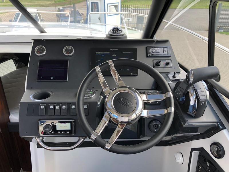 Book yachts online - motorboat - Grandezza 280C - Very Fun - rent