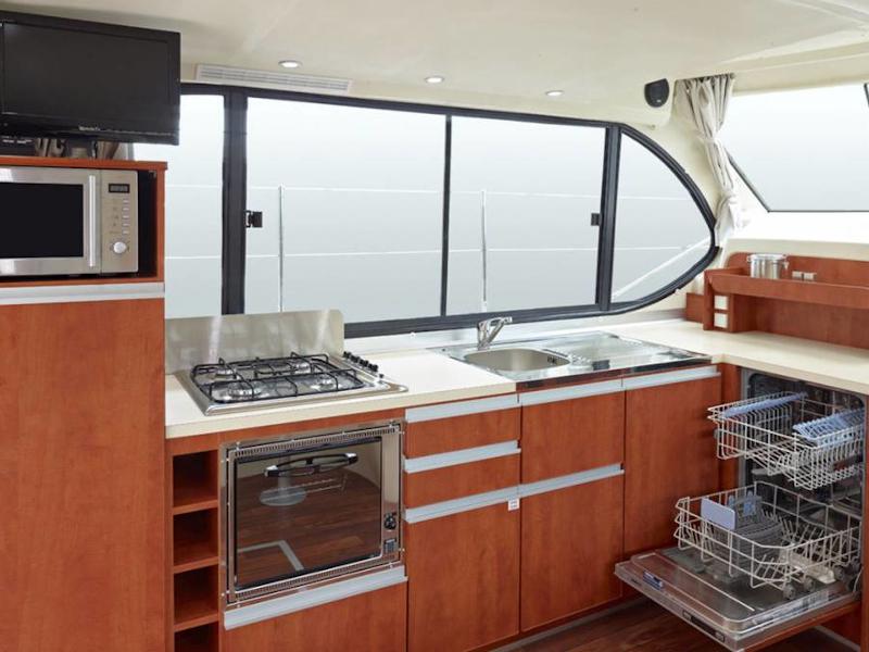 Book yachts online - motorboat - Estivale Sixto Prestige C - MALPAS FR - rent