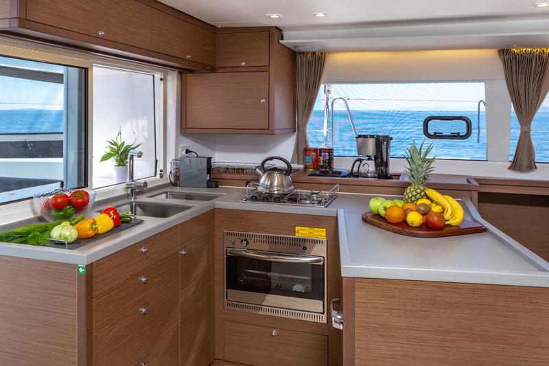 Book yachts online - catamaran - Lagoon 450  Flybridge - Medousa - rent