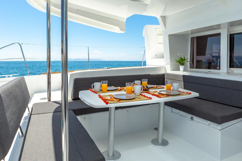 Book yachts online - catamaran - Lagoon 450  Flybridge - Medousa - rent