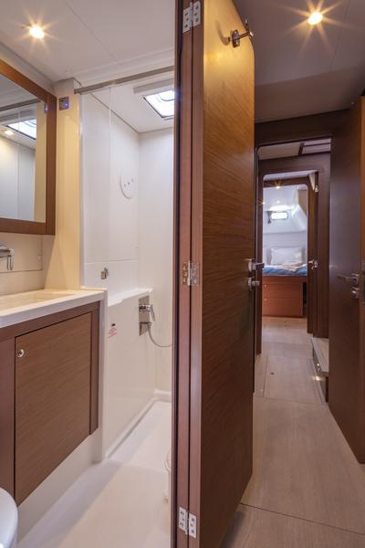 Book yachts online - catamaran - Lagoon 450  Flybridge - Medousa - rent