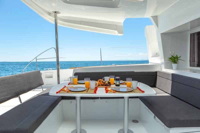 Book yachts online - catamaran - Lagoon 450  Flybridge - Medousa - rent