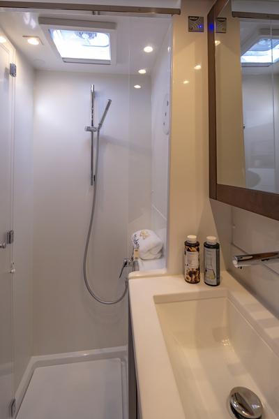 Book yachts online - catamaran - Lagoon 450  Flybridge - Medousa - rent