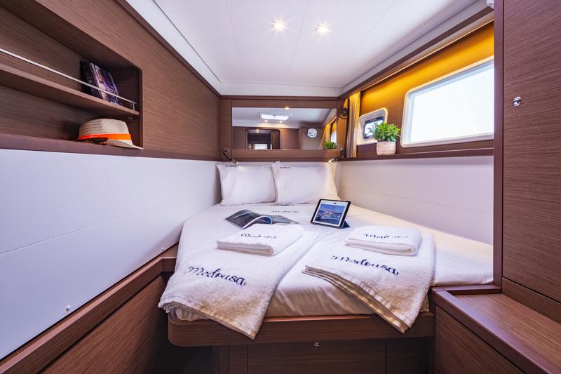 Book yachts online - catamaran - Lagoon 450  Flybridge - Medousa - rent