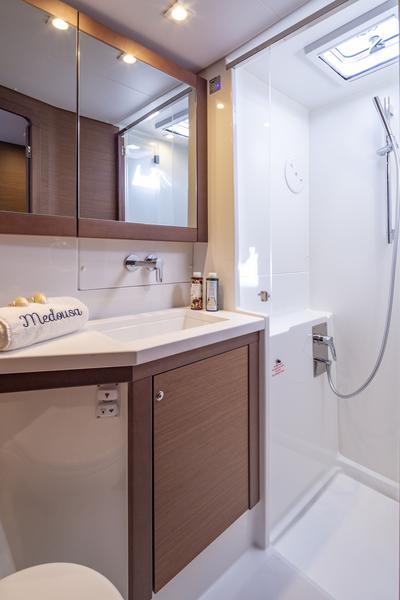 Book yachts online - catamaran - Lagoon 450  Flybridge - Medousa - rent