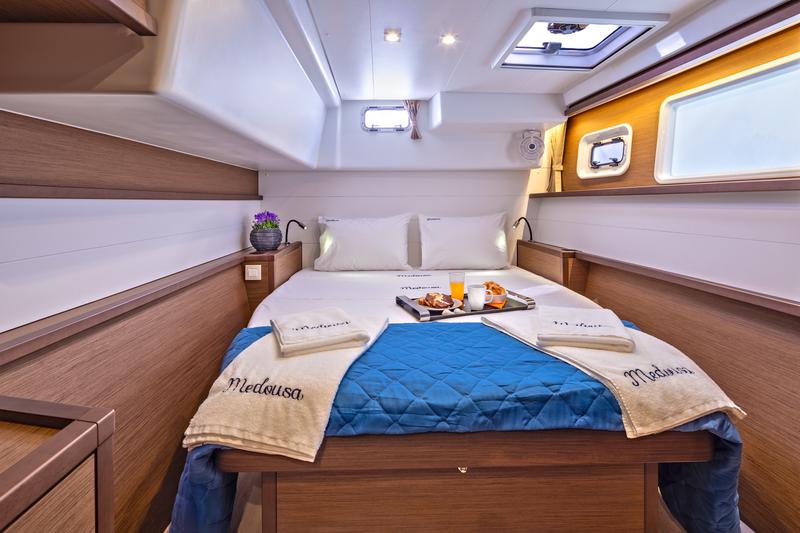 Book yachts online - catamaran - Lagoon 450  Flybridge - Medousa - rent