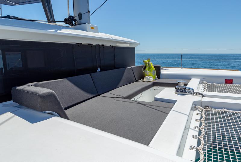 Book yachts online - catamaran - Lagoon 450  Flybridge - Medousa - rent