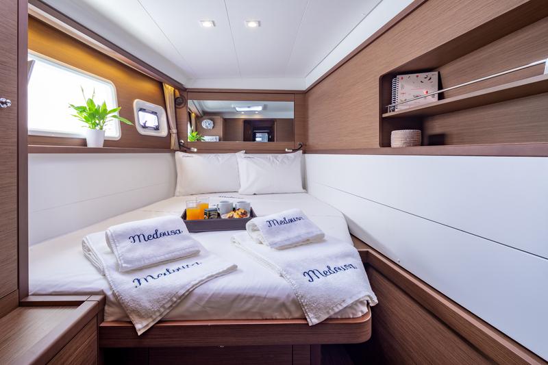 Book yachts online - catamaran - Lagoon 450  Flybridge - Medousa - rent