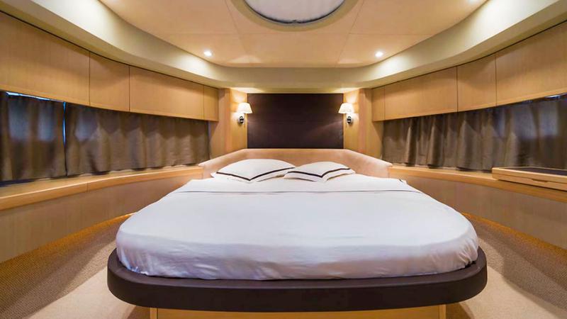 Book yachts online - motorboat - Princess V65 - Spice of Life - rent