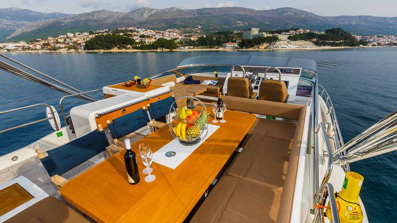 Book yachts online - motorboat - Fairline Squadron 78 - Schatzi - rent