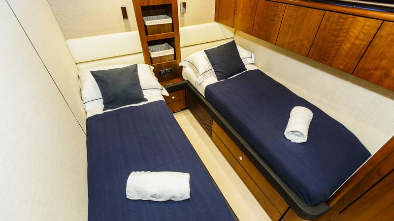 Book yachts online - motorboat - Fairline Squadron 78 - Schatzi - rent