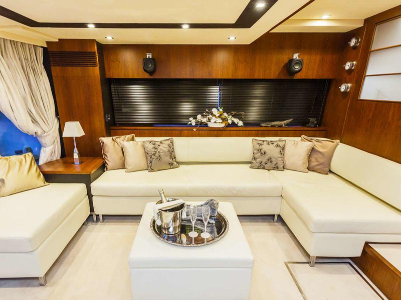 Book yachts online - motorboat - Fairline Squadron 78 - Schatzi - rent