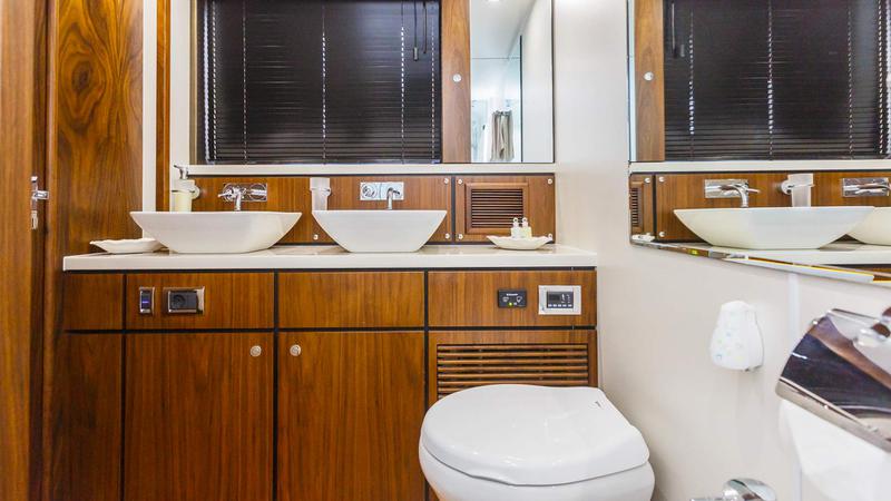 Book yachts online - motorboat - Fairline Squadron 78 - Schatzi - rent