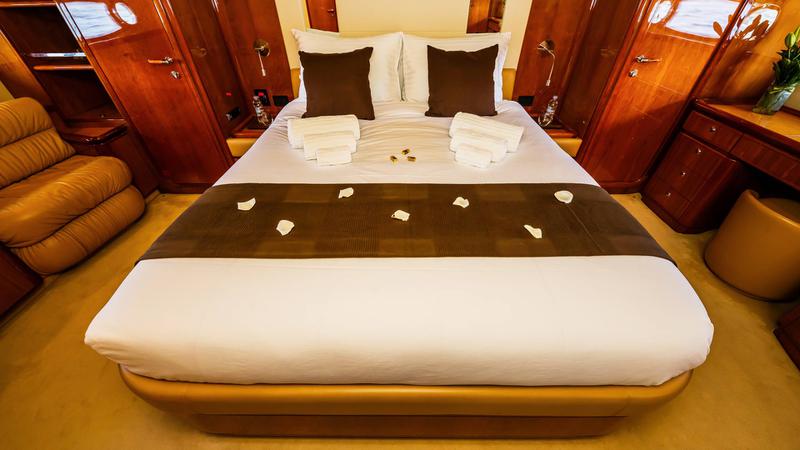 Book yachts online - motorboat - Ferretti 760 - Quo Vadis I - rent