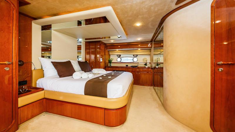 Book yachts online - motorboat - Ferretti 760 - Quo Vadis I - rent