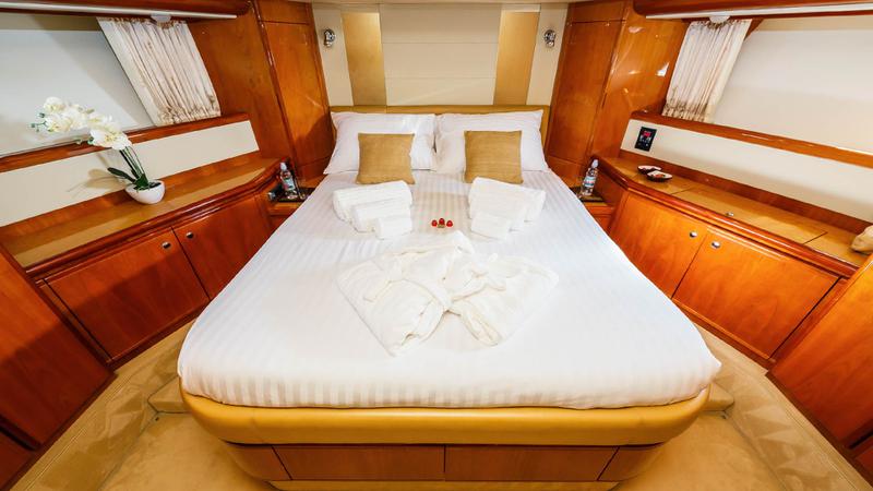 Book yachts online - motorboat - Ferretti 760 - Quo Vadis I - rent