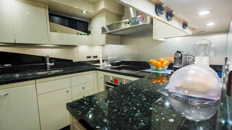 Book yachts online - motorboat - Sunseeker Yacht 86 - The Best Way - rent