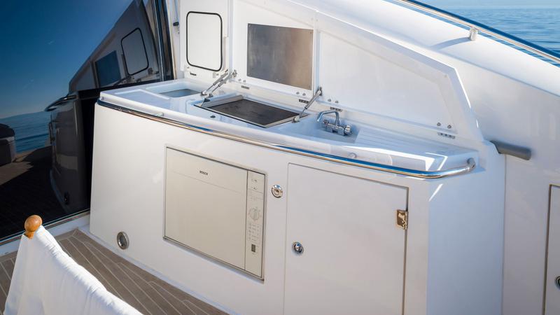 Book yachts online - motorboat - Predator 72 - Glorious - rent