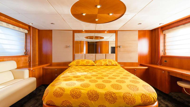 Book yachts online - motorboat - Predator 72 - Glorious - rent