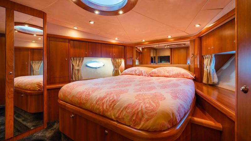 Book yachts online - motorboat - Predator 72 - Glorious - rent