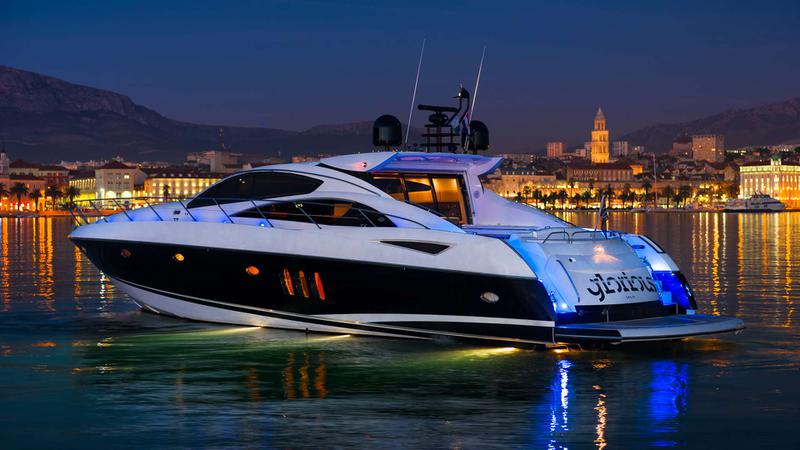 Book yachts online - motorboat - Predator 72 - Glorious - rent