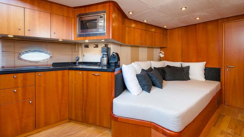 Book yachts online - motorboat - Predator 72 - Glorious - rent