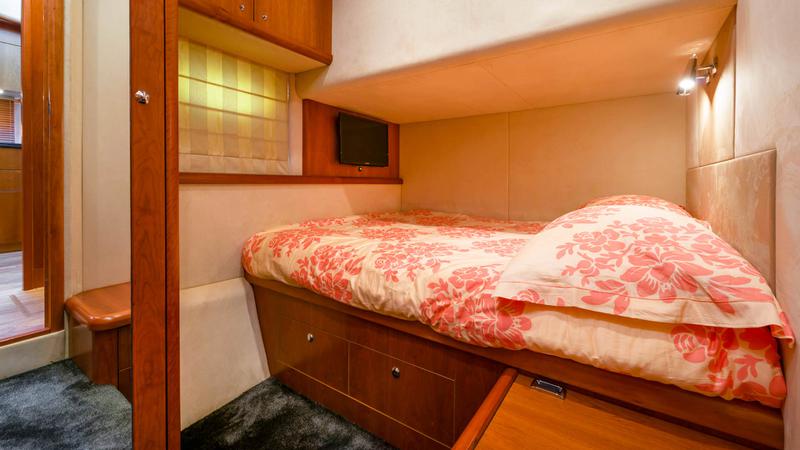 Book yachts online - motorboat - Predator 72 - Glorious - rent