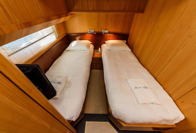 Book yachts online - motorboat - Cayman 70 - Secret Life - rent