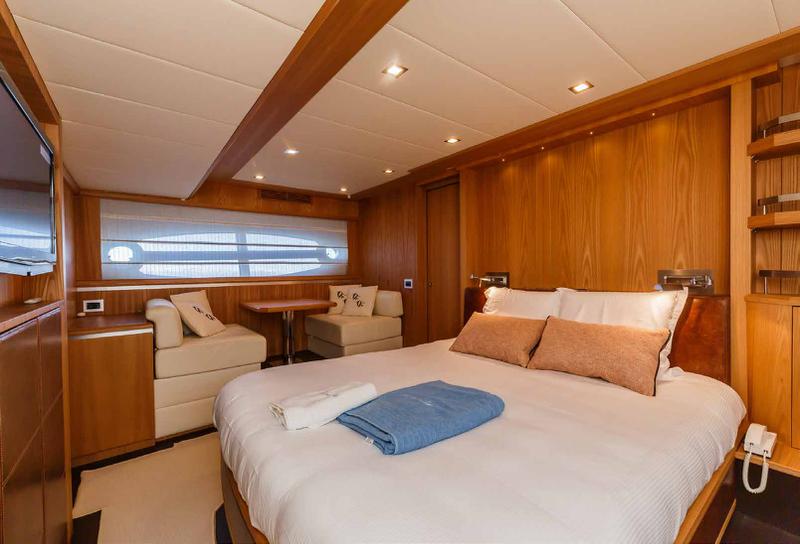 Book yachts online - motorboat - Cayman 70 - Secret Life - rent