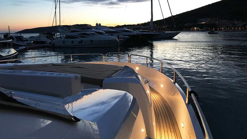 Book yachts online - motorboat - Manhattan 73 - A Cloudy Bay - rent