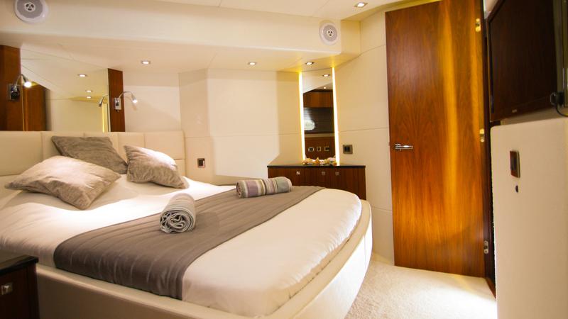 Book yachts online - motorboat - Manhattan 73 - A Cloudy Bay - rent