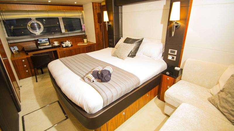 Book yachts online - motorboat - Manhattan 73 - A Cloudy Bay - rent