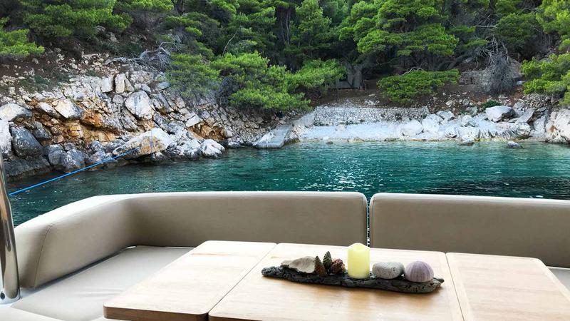 Book yachts online - motorboat - Manhattan 73 - A Cloudy Bay - rent