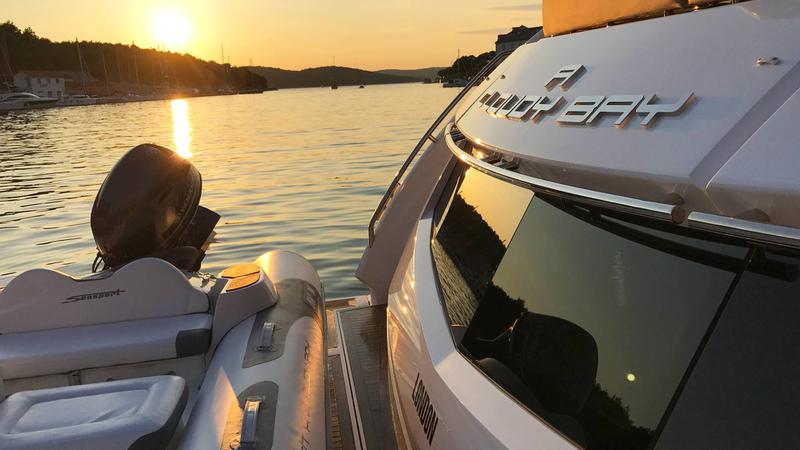 Book yachts online - motorboat - Manhattan 73 - A Cloudy Bay - rent