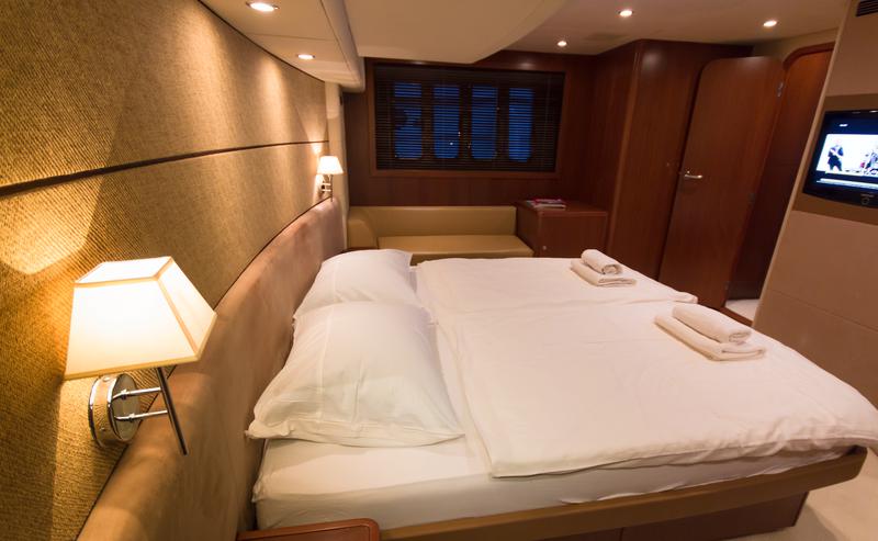 Book yachts online - motorboat - Princess 62 - Pamango - rent