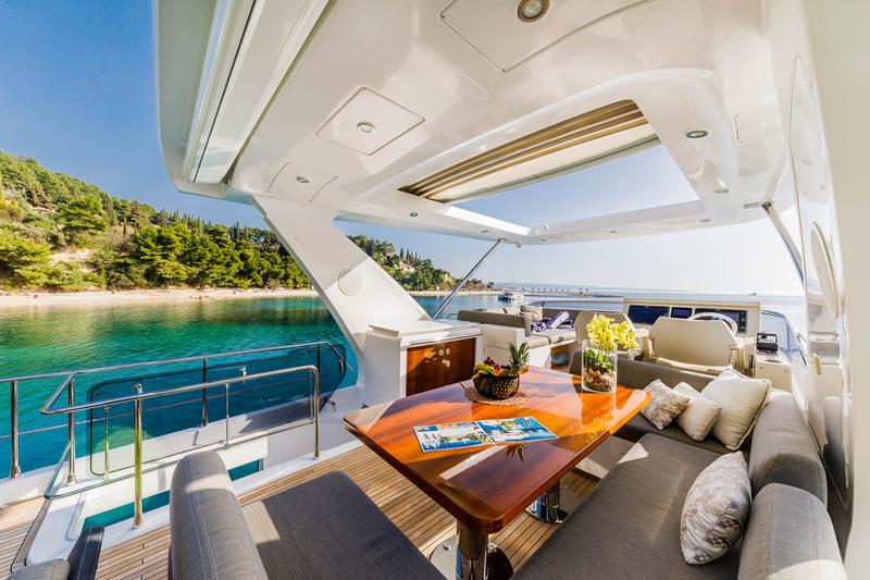 Book yachts online - motorboat - Azimut 66 - Karat II - rent