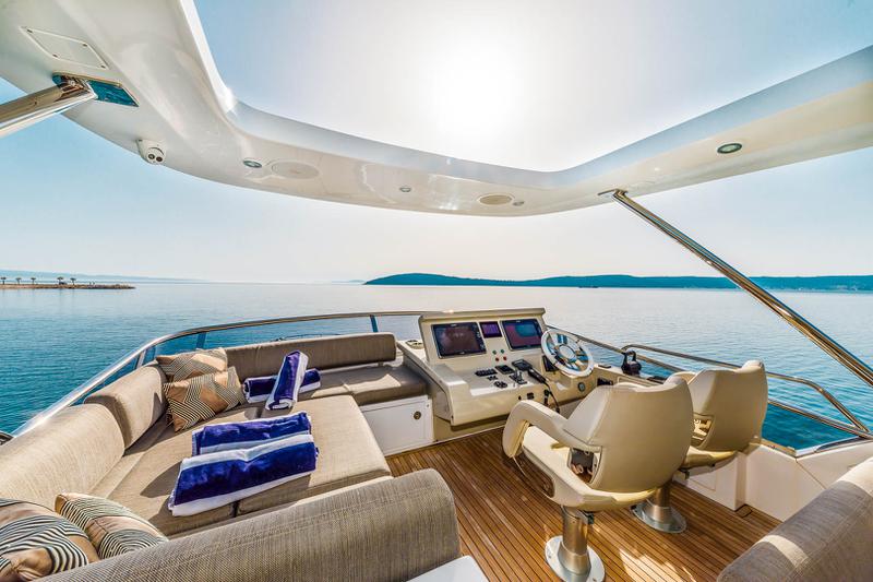 Book yachts online - motorboat - Azimut 66 - Karat II - rent