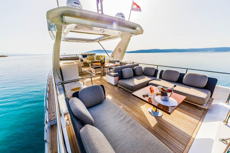 Book yachts online - motorboat - Azimut 66 - Karat II - rent