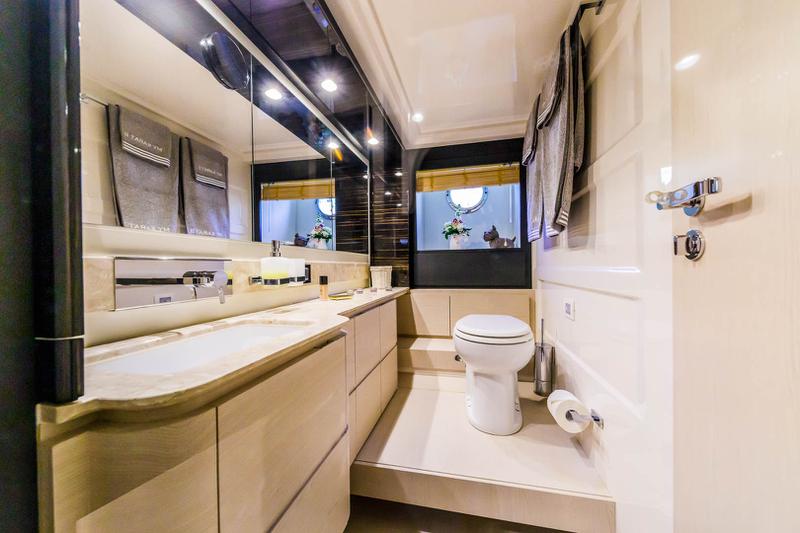 Book yachts online - motorboat - Azimut 66 - Karat II - rent