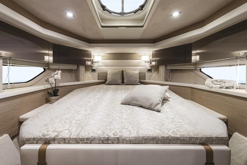 Book yachts online - motorboat - Cranchi Z35 - Alex Marty - rent