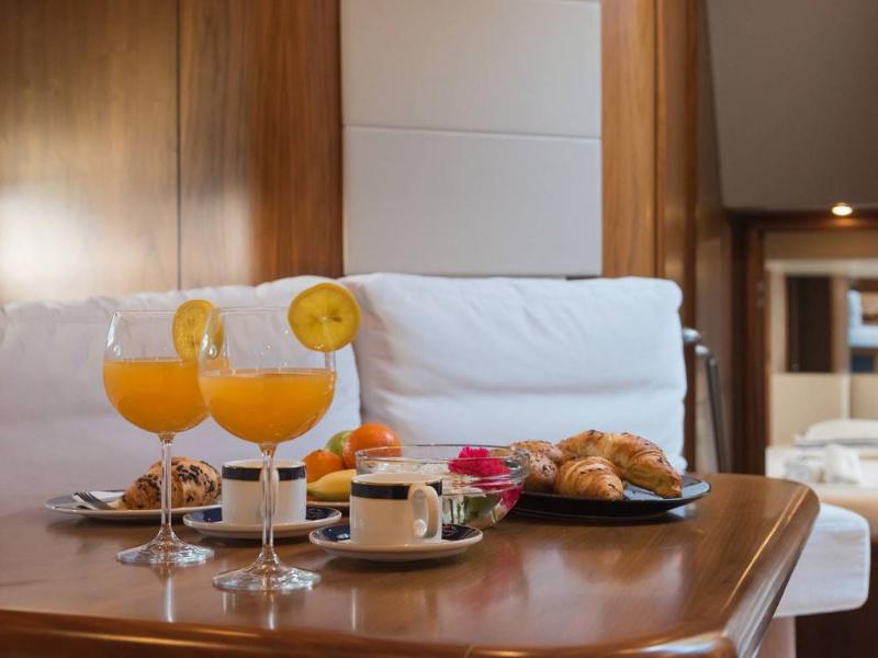 Book yachts online - motorboat - Sunseeker Predator 62 - Ena 1 - rent