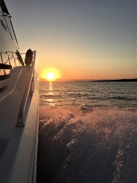 Book yachts online - motorboat - Uniesse 48 Open - M/Y ALMI - rent