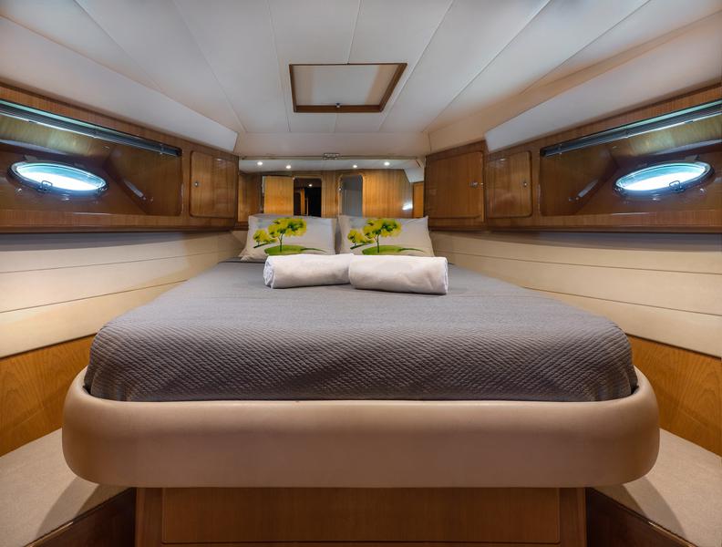 Book yachts online - motorboat - Uniesse 48 Open - M/Y ALMI - rent