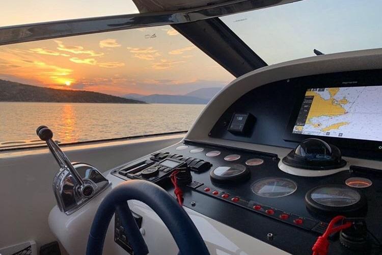 Book yachts online - motorboat - Uniesse 48 Open - M/Y ALMI - rent