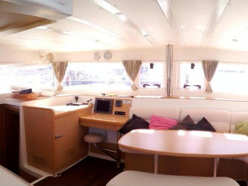 Book yachts online - catamaran - Lagoon 421 - We-Dun-It - rent