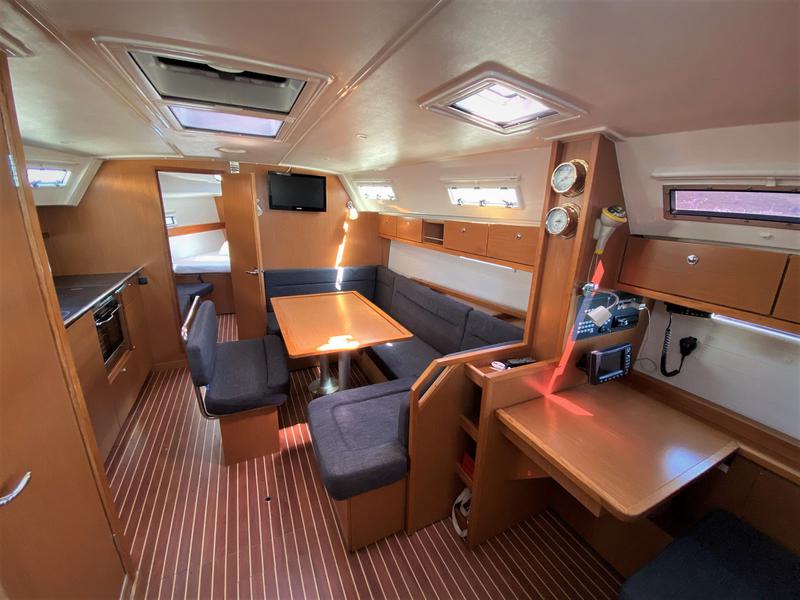 Book yachts online - sailboat - Bavaria 40 BT '13 - Nia-Nya - rent