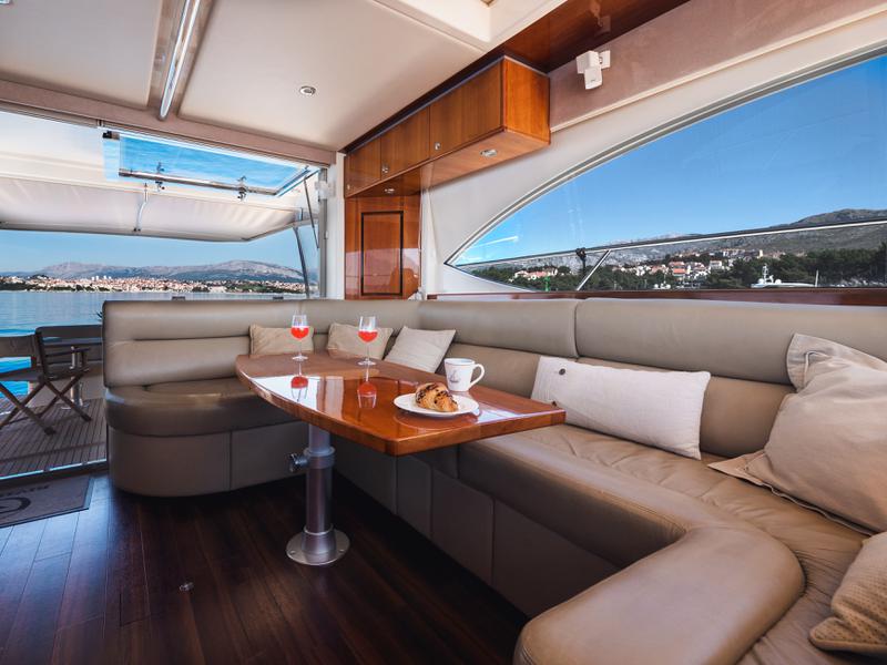 Book yachts online - motorboat - Riviera 5000 Sport Yacht - PRISCA A - rent