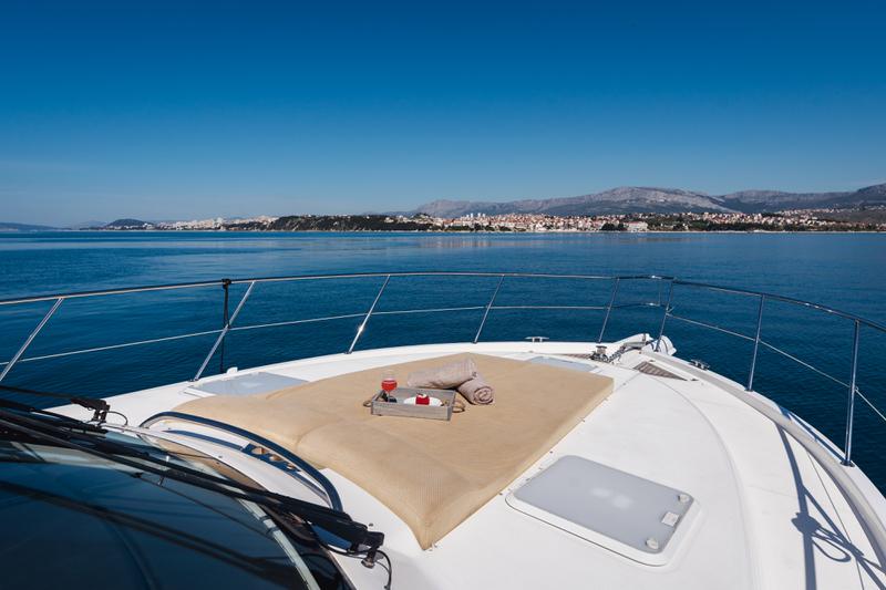 Book yachts online - motorboat - Riviera 5000 Sport Yacht - PRISCA A - rent