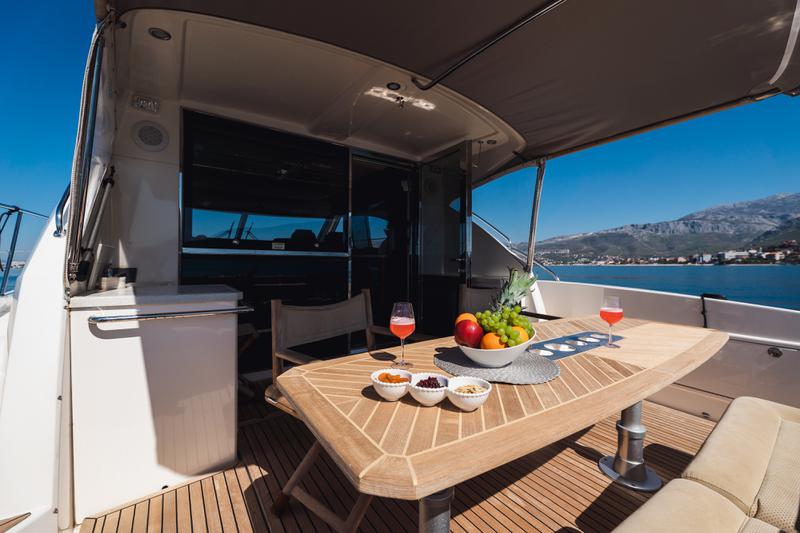Book yachts online - motorboat - Riviera 5000 Sport Yacht - PRISCA A - rent